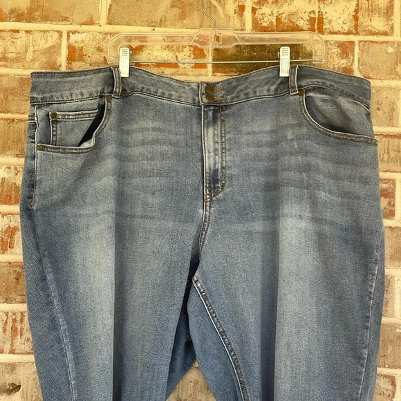 Est. 1946 Curvy Blue Denim Cropped Jeans - Picture 2 of 9